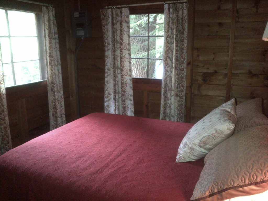 Pic of bed in front rm of cottage